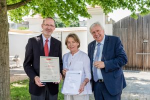 Ehrungen für besondere bildungspolitische Leistungen: WKNÖ-Präsidentin Sonja Zwazl und der frühere Landesschulinspektor Wilhelm König, im Bild mit Bildungsdirektor Johann Heuras (rechts) Foto_2: Ehrungen für besondere bildungspolitische Leistungen: WKNÖ-Präsidentin Sonja Zwazl und der frühere Landesschulinspektor Wilhelm König, im Bild mit Bildungsdirektor Johann Heuras (rechts)
